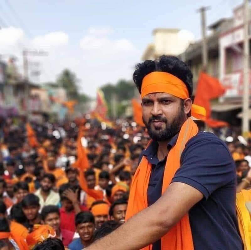 MahanteshMagan2's tweet photo. ಮೈಸೂರಿನಲ್ಲಿ ಹುಲಿಗಳು ಇವೆ ಎಂದರೆ ತಾಯಿ ಚಾಮುಂಡೇಶ್ವರಿ ತನ್ನ ವಾಹನ #ಸಿಂಹ್ ಬಿಟ್ಟುಕೊಡುತ್ತಾಳ.ಚ್ಯಾನ್ಸೆ ಇಲ್ಲಾ.,!
ಜೈ ಭವಾನಿ..🚩 https://t.co/pK94Wzzxzg