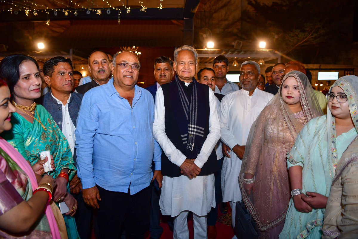 ashokgehlot51's tweet photo. पूर्व उप मुख्य सचेतक श्री महेन्द्र चौधरी एवं उनकी धर्मपत्नी श्रीमती सुनीता चौधरी, पूर्व जिला प्रमुख, नागौर की शादी की 25वीं वर्षगांठ पर शुभकामनाएं दीं। https://t.co/UwQpy9Uw6a