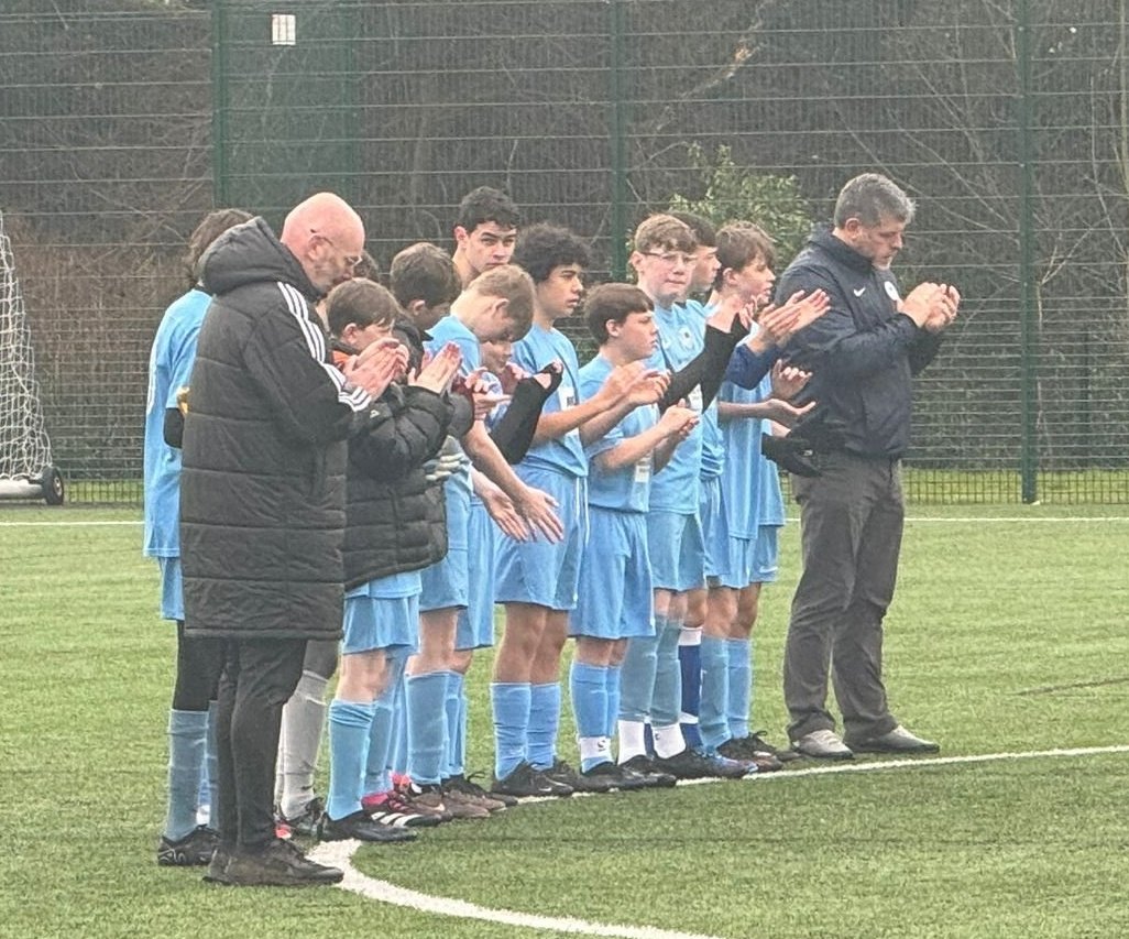 Minutes applause in memory of Andy <a href="/HalewoodLions/">Halewood lions fc</a> coach today before our game vs Heron St Germain. 

Our thoughts and prayers go out to everyone connected with Andy, his family and friends, and the team.