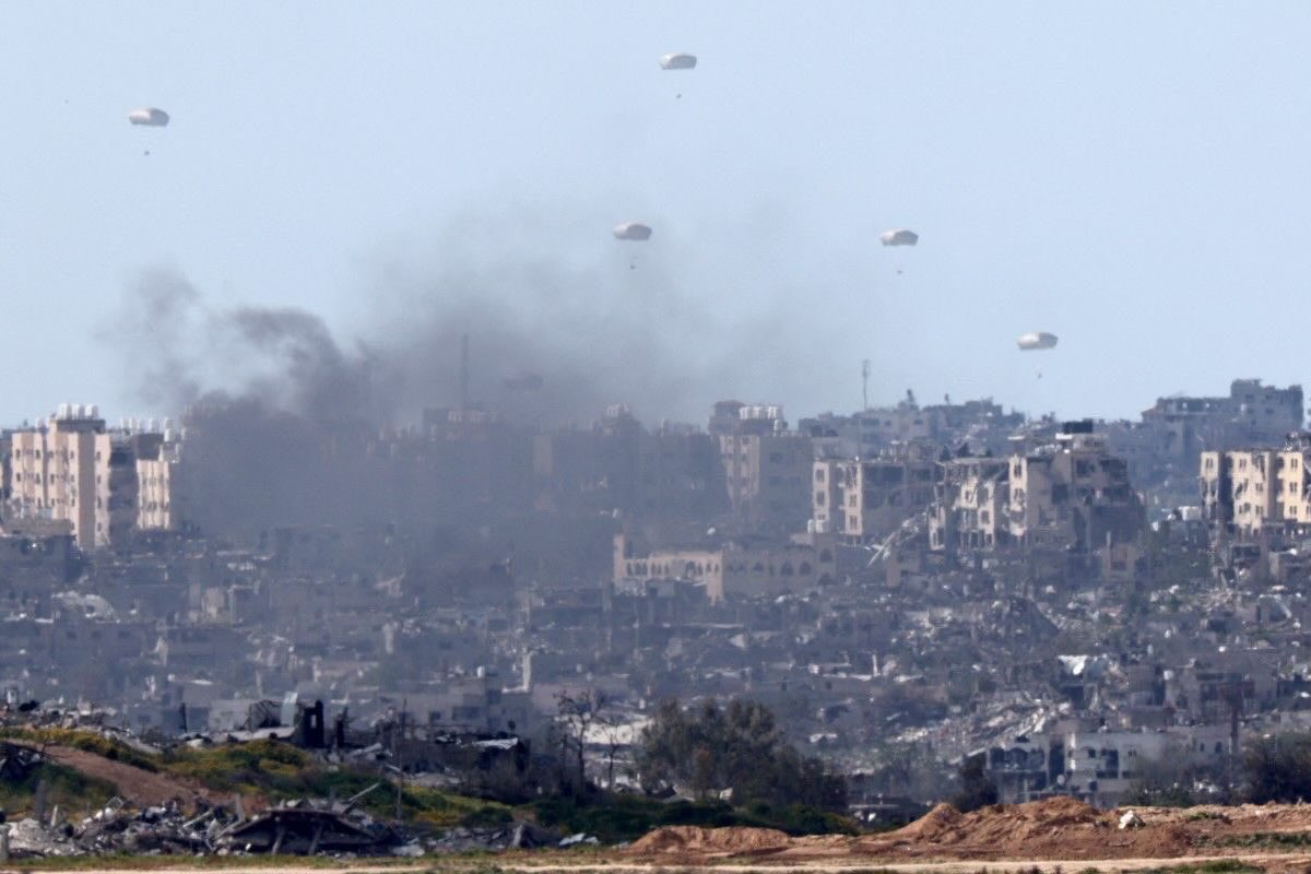 HelenaMaleno's tweet photo. Bombas y ayuda humanitaria lanzados sobre la misma población en Gaza. No solo es macabro también supone la aparición en escena de la estrategia del “salvador blanco” 🧵 https://t.co/7Yyt6ZjQ2x