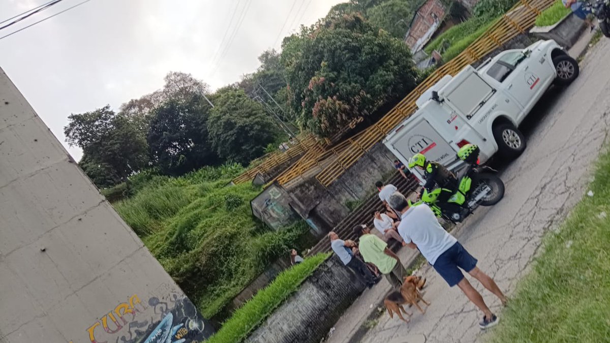 NCEjeCafetero's tweet photo. #CNCInforma #Dosquebradas #MientrasDuermes iniciamos el domingo con regulares noticias, una persona de sexo masculino decidió esta madrugada acabar con su vida lanzándose del viaducto César Gaviria Trujillo, quedando al lado de una de las columnas del barrio San Judas. https://t.co/yzqLxlZqil