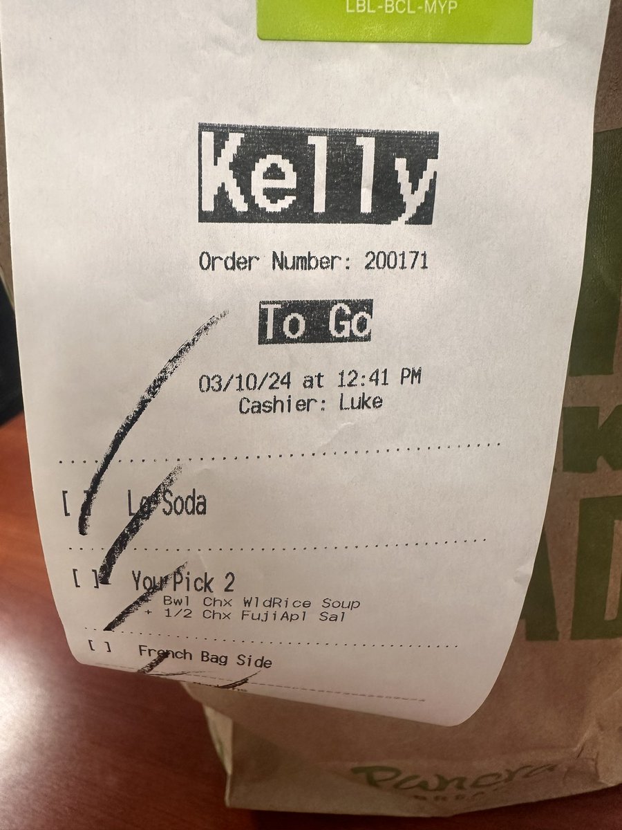 MajorSmith149's tweet photo. @panerabread was swamped today.  I get it. Ordered my food at 12:41 and walked out with my sealed bag at 1:36. Got back to my desk and started to eat my soup and….bruh. https://t.co/I6TOQParw7