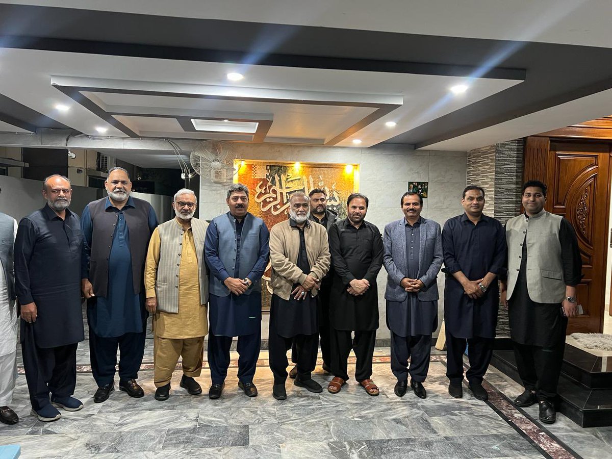 HajiWaqarMPA's tweet photo. سابق ایم پی اے حاجی وقار احمد چیمہ کا ممبران صوبائی اسمبلی سے ملاقات کے بعد گروپ فوٹو ، صحافی فرخ شہباز وڑائچ بھی موجود ۔
@ItsFSW https://t.co/WyEf88ppoP