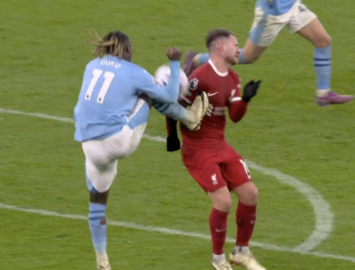 Love4LFC's tweet image. Kung Fu Doku 

VAR: &apos;No pen, perfectly fine...move on&apos; 

#GoodProcess