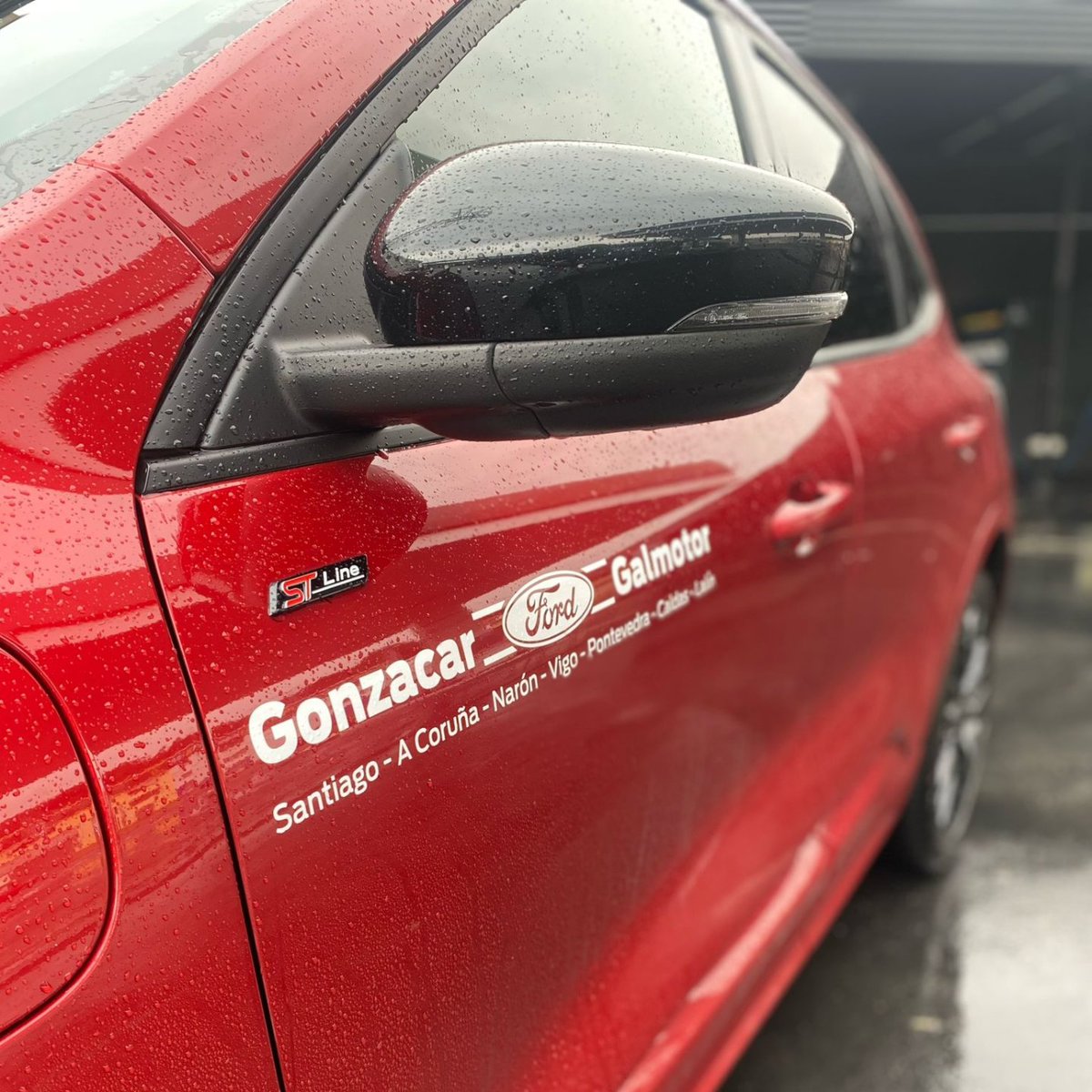 RallyeACoruna's tweet photo. Después de dos dias de trabajo por los tramos durante los reconocimientos del 28° Rallye de A Coruña con este precioso Ford Kuga ST-Line Hibrido de @GonzacarFord toca lavado en @Galuresa para devolverlo impecable.

#RallyeACoruna https://t.co/zG4fMQJ6DA