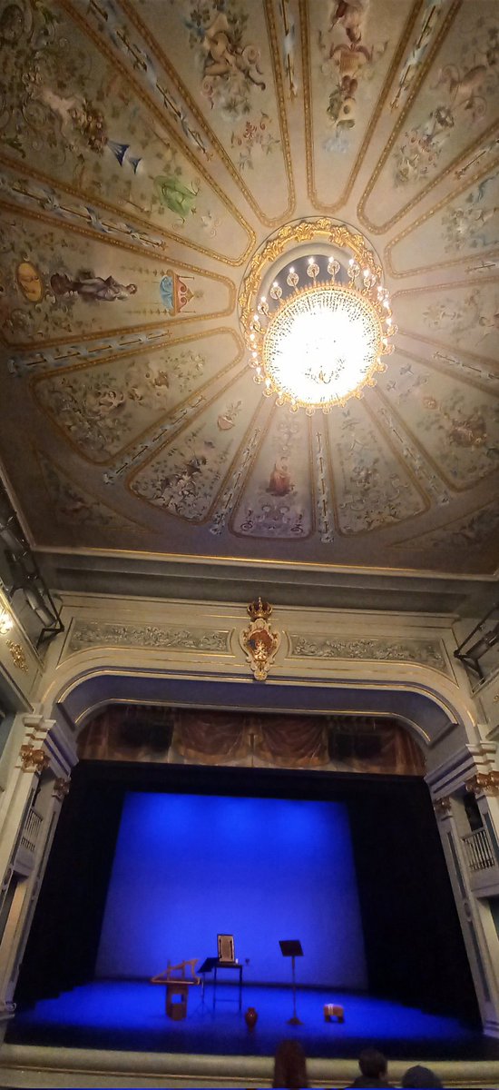 A este teatro Carlos III de San Lorenzo de El escorial, lo llaman la bombonera. La restauración en 1979 recibió el galardón 👇🏽👇🏽👇🏽 premiosen.hispanianostra.org/premio-europa-…
Mucha mierda para #PepeViyuela que trae al #Fias2024 <Milagros de nuestra señora >Gonzalo de Berceo. La escena promete.