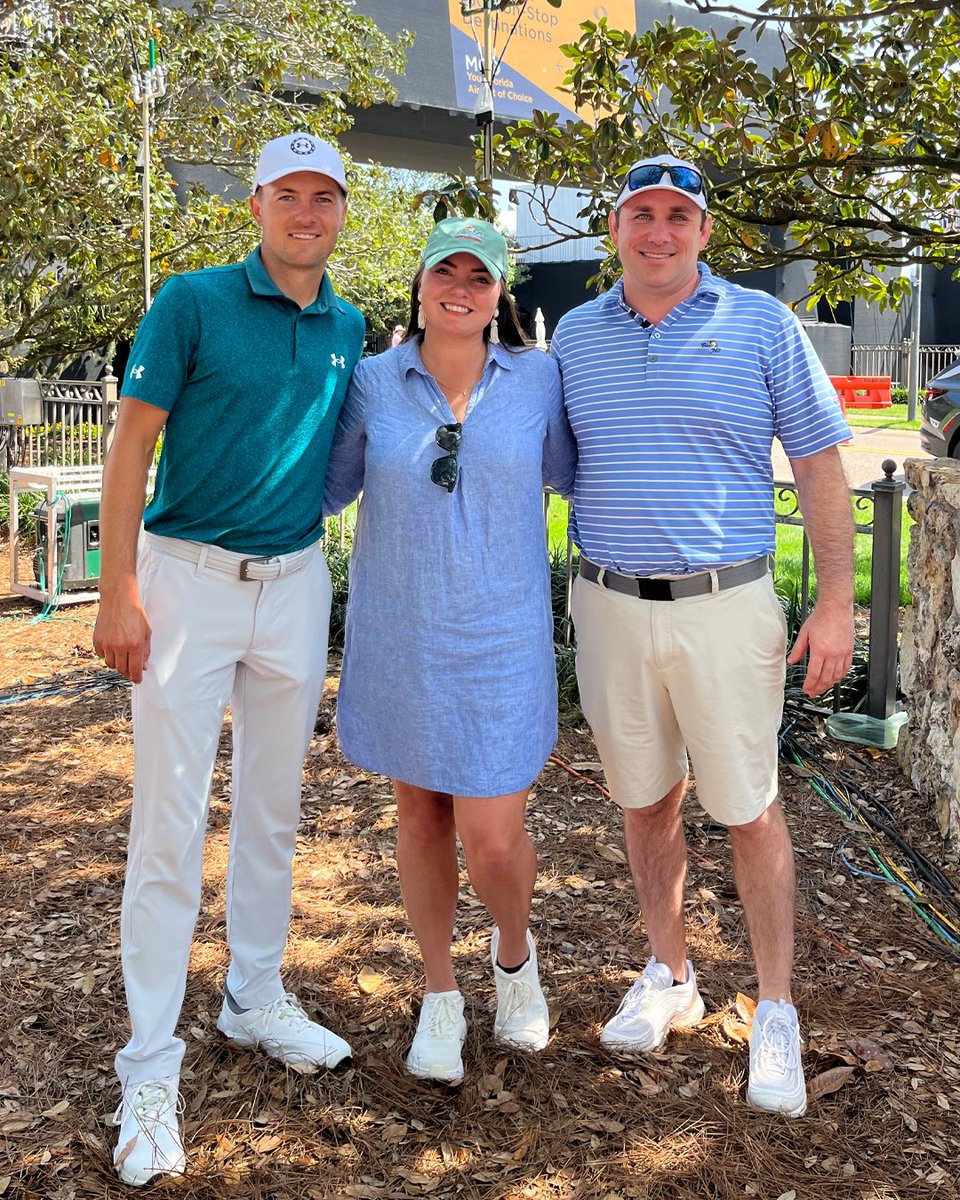 Last year, Melanie and Luke started dating after attending @APInv together. Today, they got engaged on the 8th hole at Bay Hill and met their favorite player @JordanSpieth 🥹