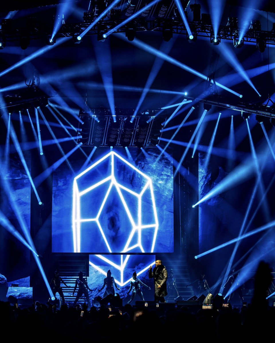 ¡Euforia total en este segundo show de la gira! Más de 13,000 corazones latiendo al ritmo del reggaeton. Gracias a mis fans de #NewYork por llenar el <a href="/barclayscenter/">Barclays Center</a> con pura energía. ¡Esto apenas comienza! New Jersey, are you ready?! 👑🦍