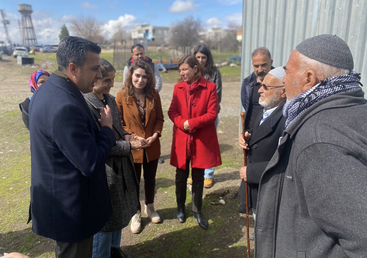 orhan_adnan's tweet photo. Me îro jî bi tevlî bûna Namzeta Hevşaredara Bajarê Mezin a Amedê Serra Bûcak, Parlementera Amedê Ceylan Akça, Hevserokê DBP'ê yê Amedê Mehmet Şîrîn Gurbûz û rêxistina me ya navçeya Sûrê, serdana gundan kir.
#RabeSUR #RabeDEMhat #WurzeDEMame #DEMgelirdevrandöner https://t.co/fPjkdTup4t