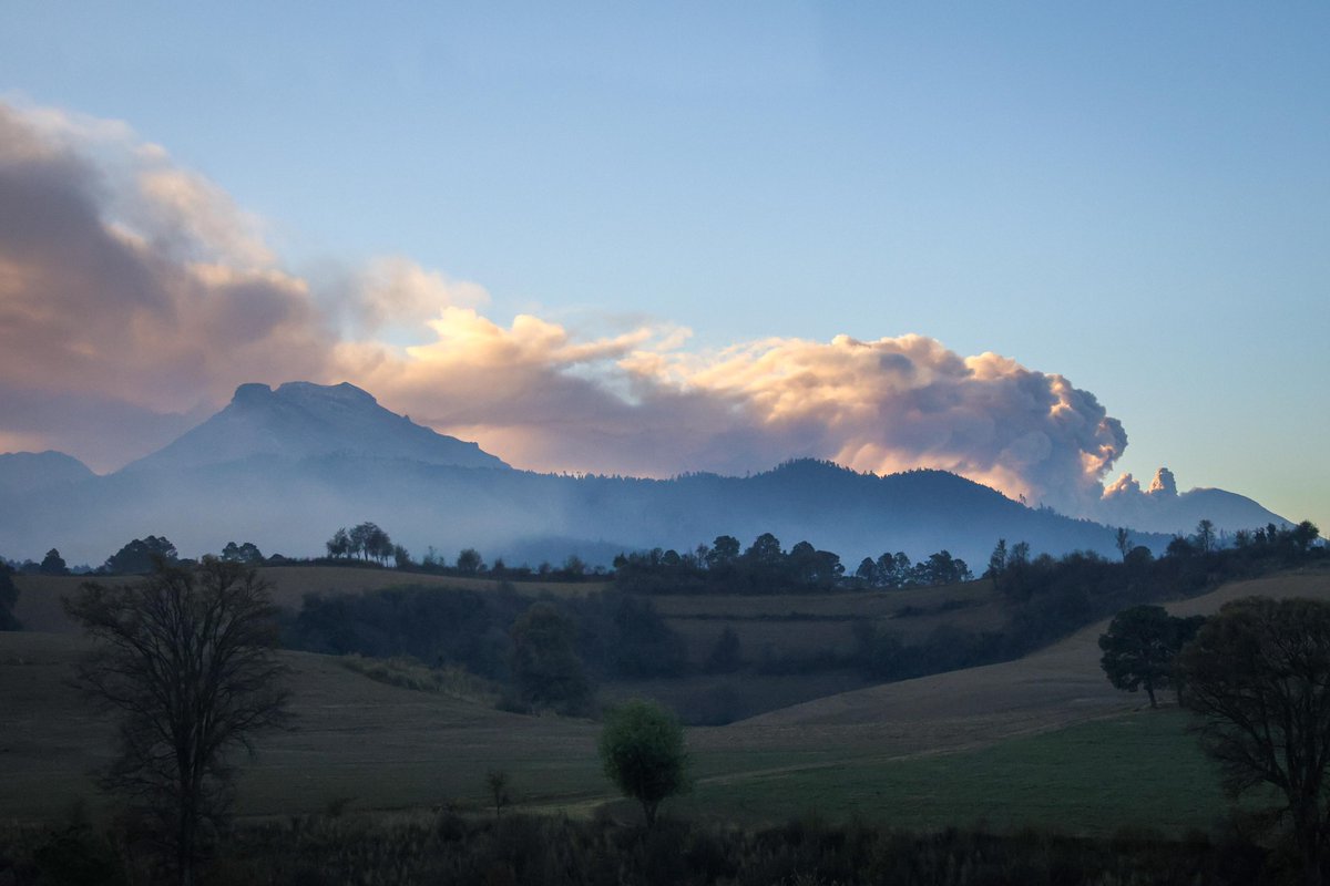 🌋 Vista de los volcanes Iztaccíhuatl y Popocatépetl desde la autopista México-Puebla durante la madrugada de este domingo. Foto: Diego Simón Sánchez | EL UNIVERSAL