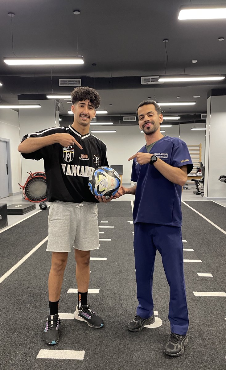 karimibri's tweet photo. 🚧 بعد عملية الرباط ومباراته الأولى.. يسجل هاتريك اللاعب #رائد_الشهراني 🤩🤍
 
⚠️ كورة الهاتريك حاضرة معنا في العيادة 😎🤷🏻‍♂️.
 
#تأهيل_رياضي https://t.co/xoxxAkj64m