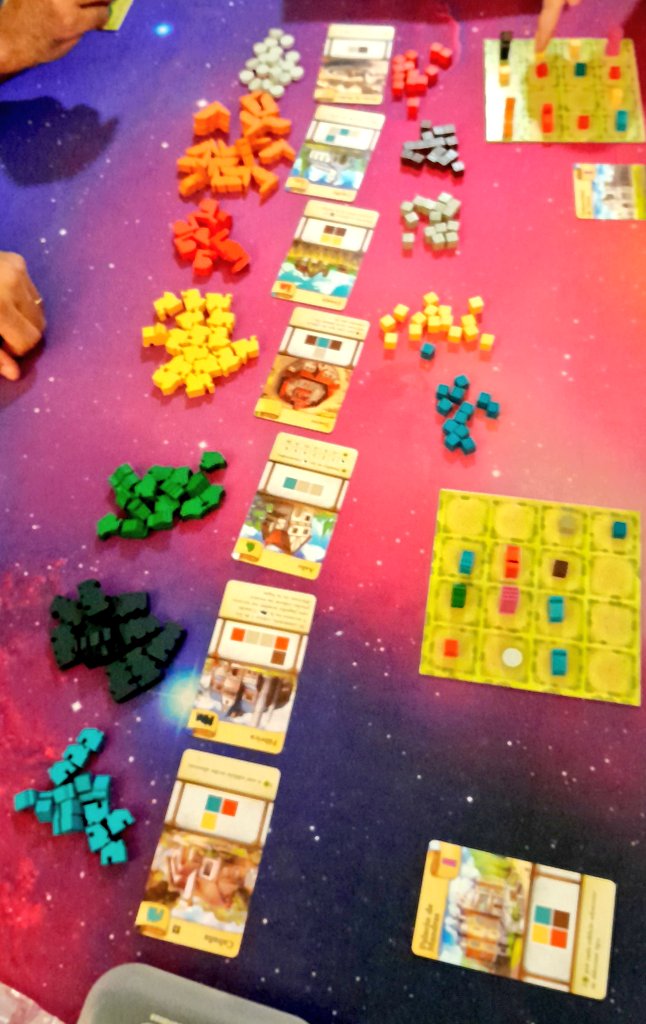 MARIANOSUIZ's tweet photo. Como siempre, otra gran tarde, ayer tocó #septima, juego que recuerda a otros pero que me gustó mucho, tiene de todo un poco, muy recomendable. Terminamos con 2 #tinytowns, divertidos y rápidos. Con @pablo_cazorla
#juegosdemesa #boardgames #bggplay https://t.co/eUNbrRMKzz