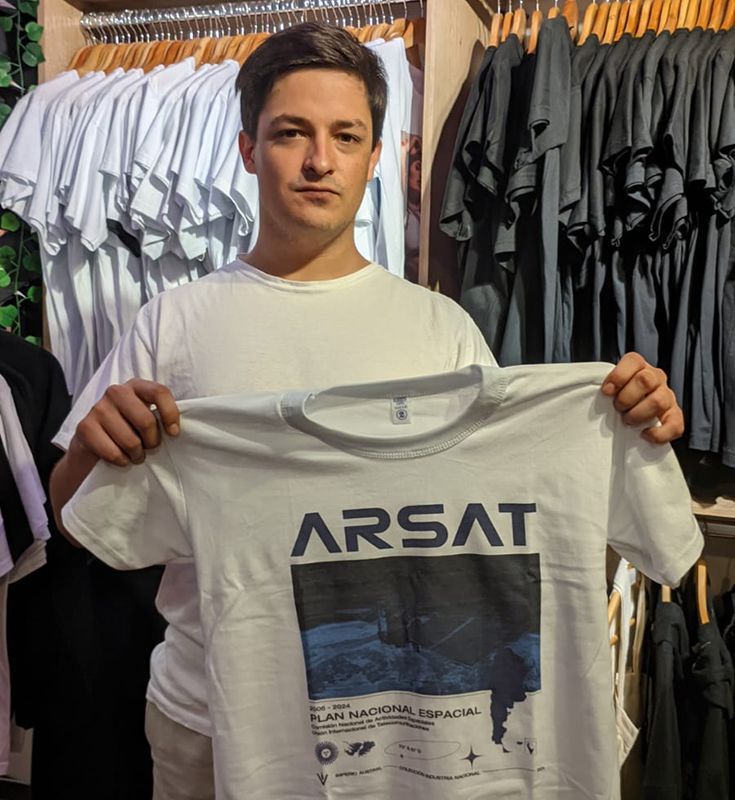 tiempoarg's tweet photo. 🚀 Propuso en redes hacer remeras de ARSAT y en 4 días recibió más de 700 pedidos de compra.

✍ @GustSarmi | https://t.co/oamQ1zfVXU https://t.co/nXBvHglEMM