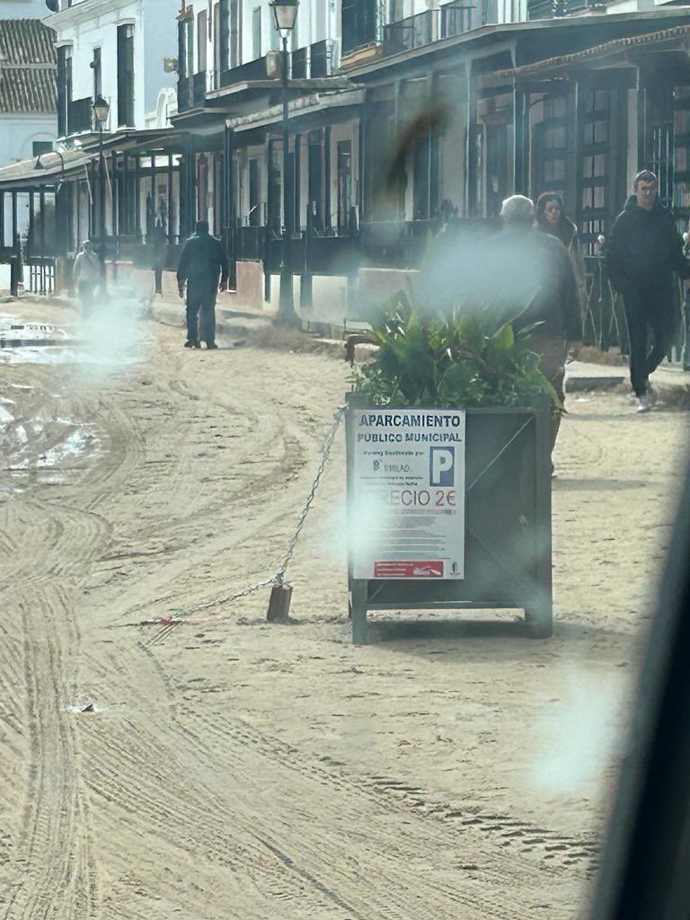 Lo de la Ermita del Rocío en <a href="/AytoAlmonte/">Ayuntamiento Almonte</a> #Huelva es una vergüenza. 

➡️ Si vas con una persona en silla de ruedas o con problemas de movilidad te obligan a pagar 2€ para acceder a la puerta adaptada de la ermita.

📸 Calle que da a la entrada para Personas con Discapacidad.