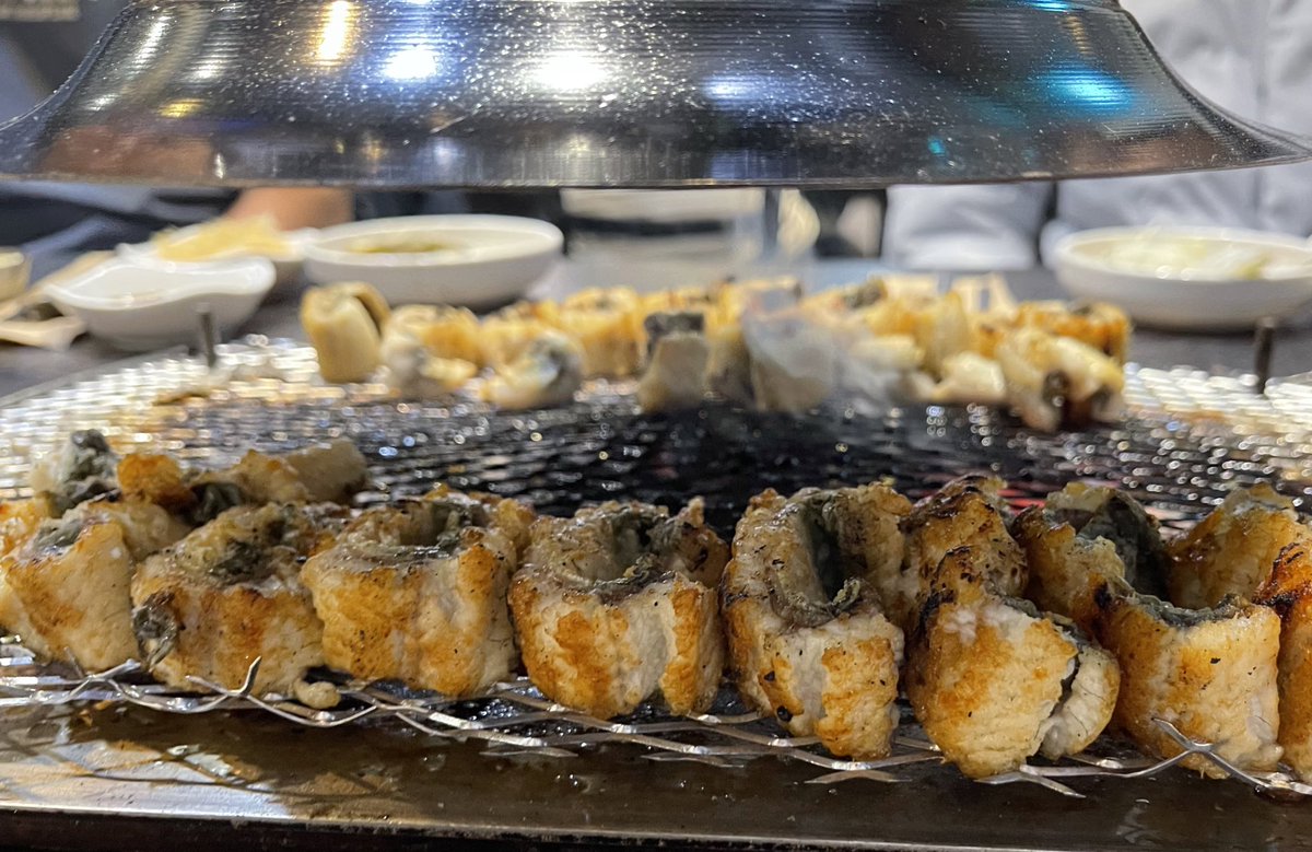 manakr5's tweet photo. ときどき食べたくなる���！
炭火で焼いてサンチュと一緒に食べる😋鰻は江華���が有名らしいけど、釜山でもお腹いっぱい食べられる😋 https://t.co/2BPfZBJOL2