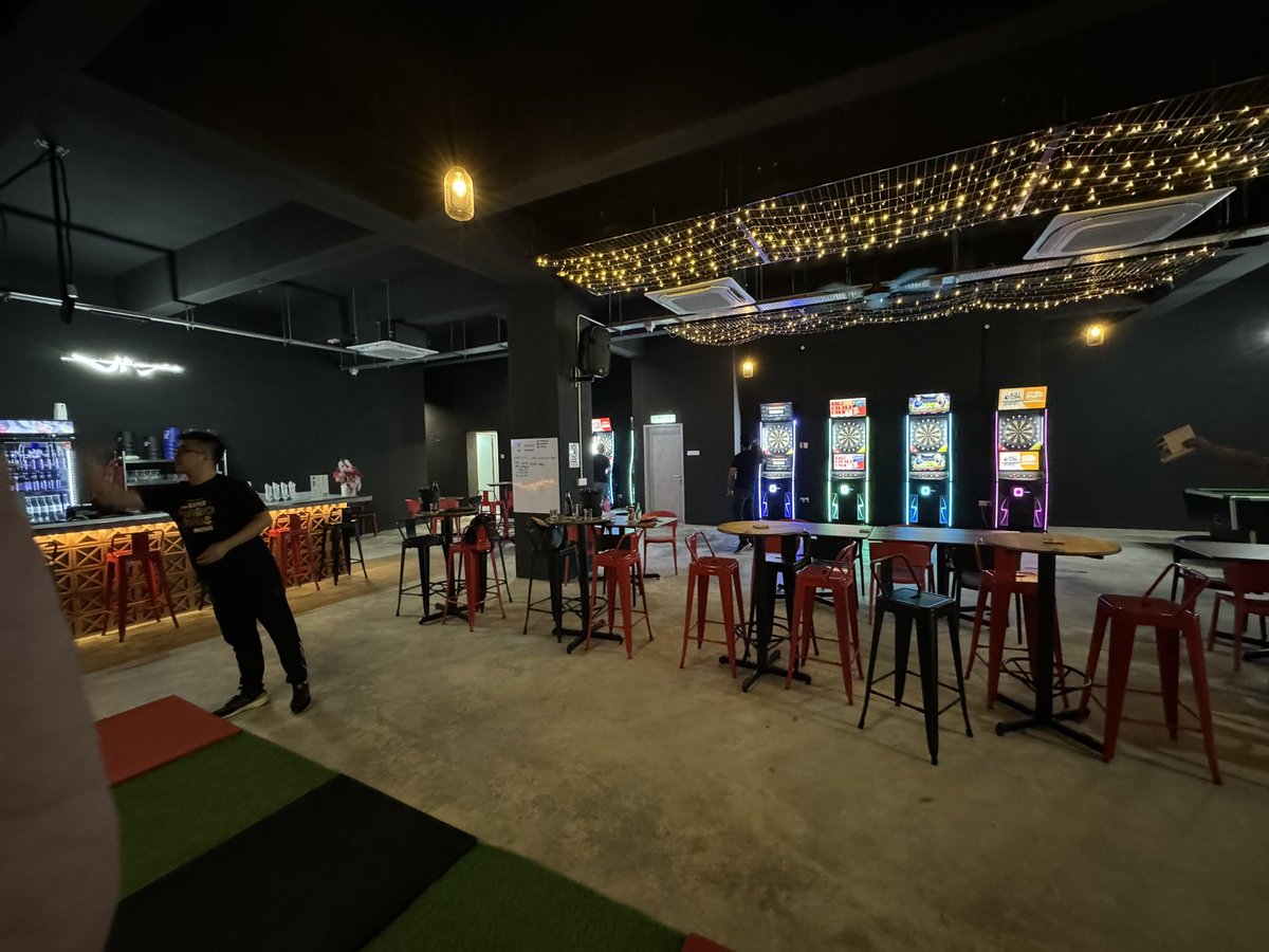 LionLin2's tweet photo. 今日はマレーシアの新しいハードダーツバーに来ました。
Darts Dojo
https://t.co/YqbF9ZnKVm
前にいたDarts Cafeのオーナーさんが亡くなって、閉店しました、ここで新しく再開。
ハードボード六面、フェニックス六台、ボードフィー無料、全面Blade6, One80 illumina Lite、木曜日はハウスもある。 https://t.co/nERmPW9kbm