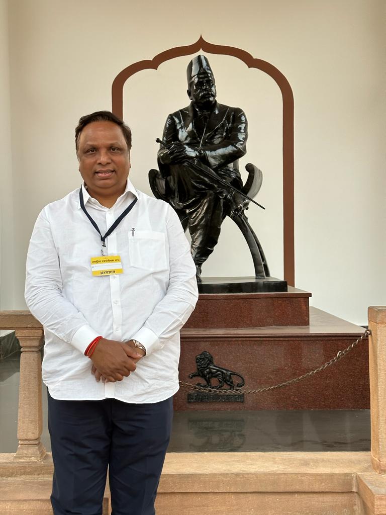 राष्ट्रीय स्वंयसेवक संघाच्या नागपूर रेशीम बागेतील संघ मुख्यालयाला आज सदिच्छा भेट दिली. संघाचे प्रथम सरसंघचालक पं. पु. केशव बळीराम हेडगेवार आणि द्वितीय सरसंघचालक पं. पु. माधवराव सदाशिवराव गोळवलकर  गुरुजींच्या स्मृतीस्थळाला भेट देऊन दर्शन घेतले. <a href="/RSSorg/">RSS</a>