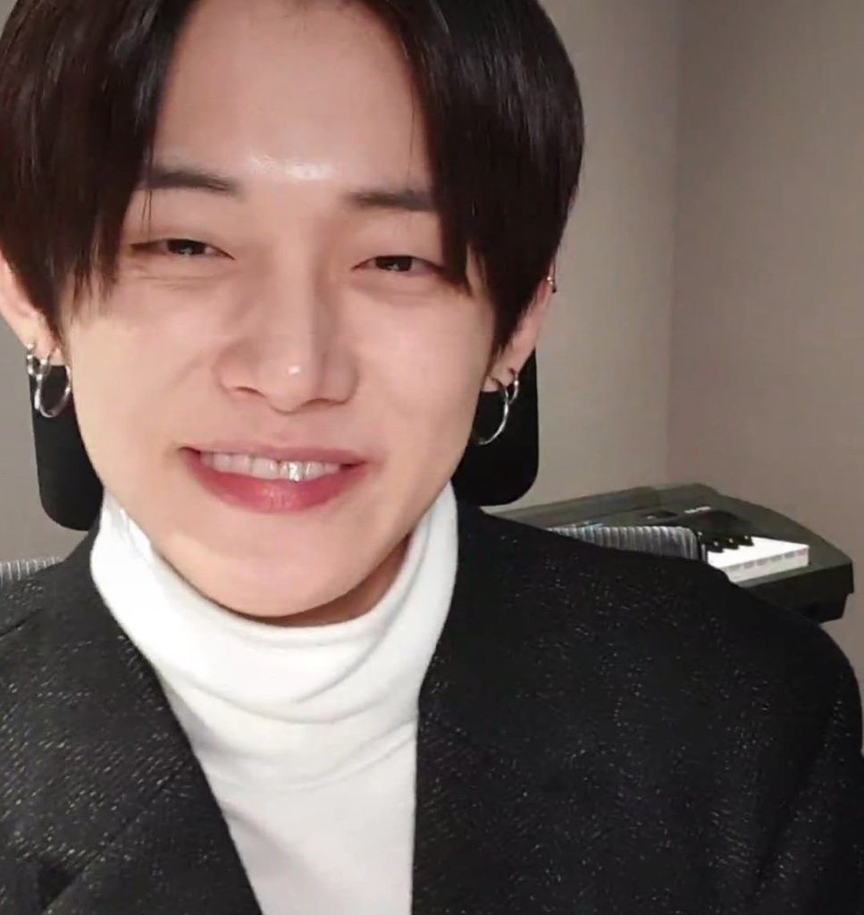 연준이 웃는 모습 너무 이뿌.. ◠ ͜ ◠
쏙 올라간 광대랑 헤실헤실 눈웃음이 너무 귀엽고 사랑스러워….💓