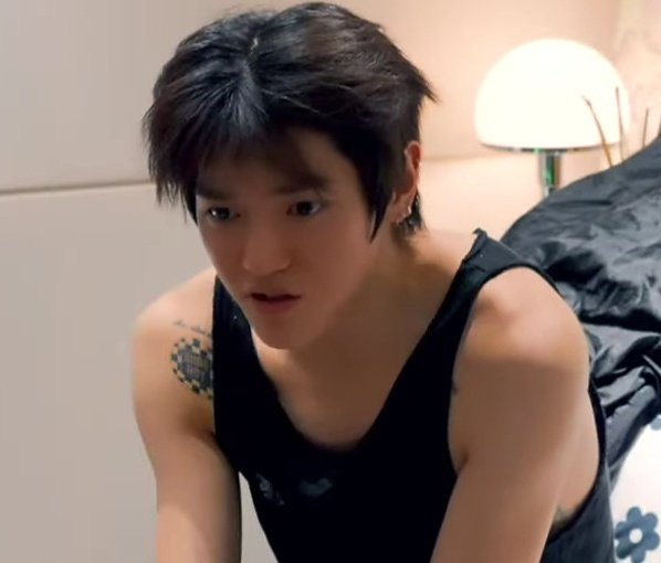 taeeeyongg's tweet photo. taeyong looks so cute and hot at the same time this is madness https://t.co/vXV3k4oA32