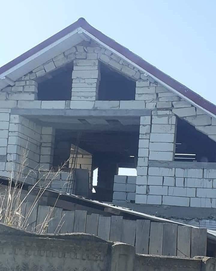 DirkEckardt1's tweet photo. So wird in Deutschland künftig gebaut, wenn überhaupt noch gebaut wird. Aber das fällt ja später nicht auf, wenn die grünen Dämmmatten verklebt sind.
#Fachkräftemangel #Deutschland2024 #kaputtesSystem #grünerMist https://t.co/VAKsnla0bq