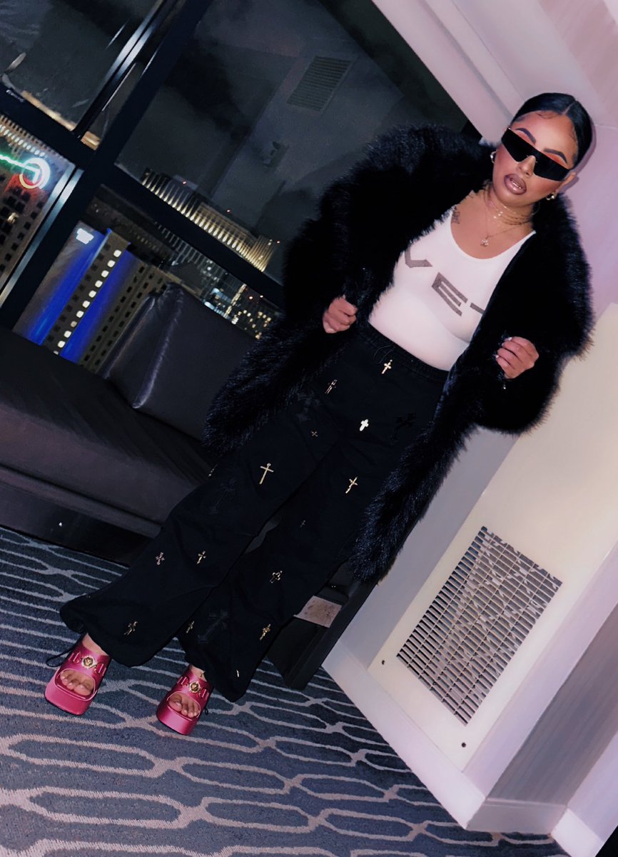 miamackinxo's tweet image. Designed my first piece 🥹, all metal charms hand sewn 🪡 , I got more stuff up my sleeve in the works 🖤
#custompants #designer #fashion #SoCal #cali #versace