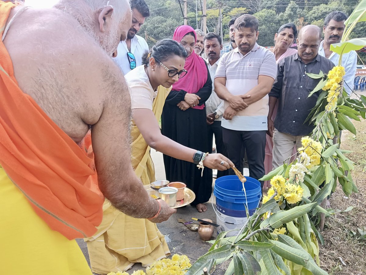 NayanaJhawar's tweet photo. ಬಣಕಲ್ ರಸ್ತೆಯಿಂದ ಬಿಳ್ಳೂರಿಗೆ ಹೋಗುವ ರಸ್ತೆ ಸೇತುವೆಯ ಅಭಿವೃದ್ಧಿ ಕಾಮಗಾರಿಗೆ ಗುದ್ದಲಿ ಪೂಜೆ ನೆರವೇರಿಸಿ ಇಂದು ಚಾಲನೆ ನೀಡಲಾಯಿತು.
#guddalipooje #bridgework #bankal #bridgedevelopment https://t.co/hFGHyOofoa
