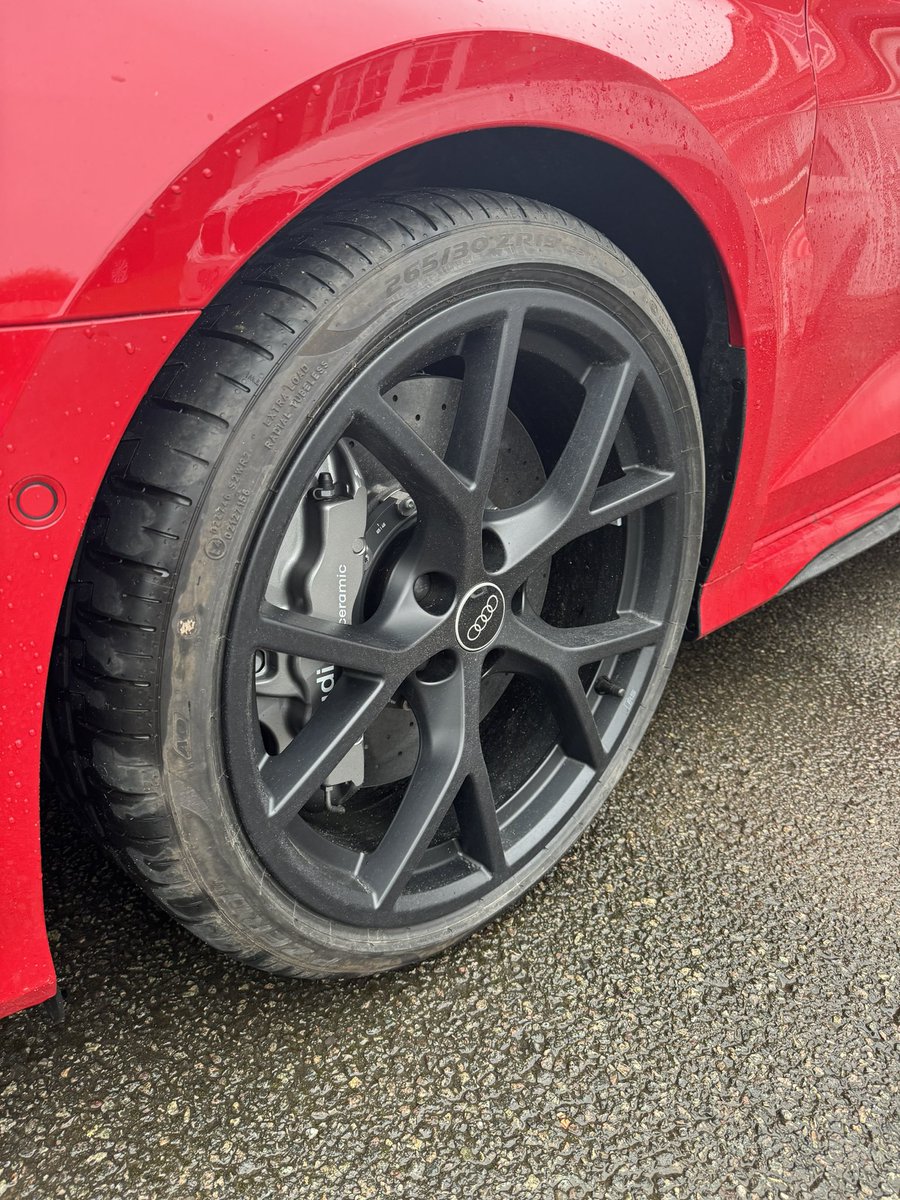 ScorpionDetail1's tweet photo. What a nice motor. In for maintenance  wash.. 

450bhp of burbling 2.5ltre engine.. can see the attraction based on idle sound for sure. 

#audi #clean #nice #scorpioned #wetclean https://t.co/sLrl5BLVxe