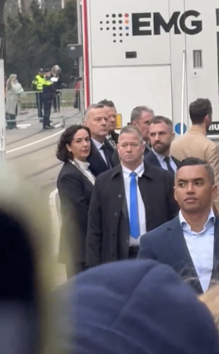 lyd20211's tweet photo. Dan kan Hare Narigheid wel zo raar opkijken maar als burgemeester is Femke Halsema er ZELF verantwoordelijk voor dat tegendemonstranten zo dichtbij stonden en konden besmeuren wat een waardige opening van het #Holocaustmuseum had moeten zijn. 

AFTREDEN! 🤬 https://t.co/XBInKm6v0n