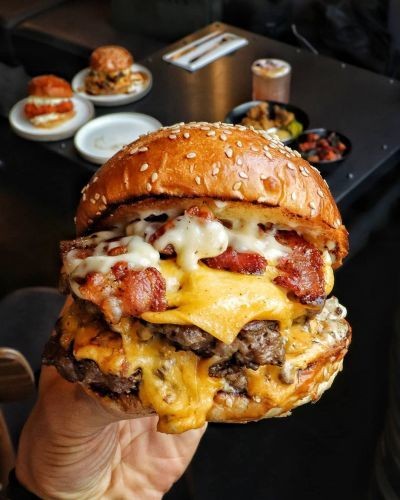 FoodCourtPhotos's tweet photo. Eat or skip???

#FoodieBeauty #burgers #burger #Foodie #FoodieBeautyAnimalAbuser #FoodFriday #Foodies #foodlove #FoodSpot https://t.co/J6vulzBirK