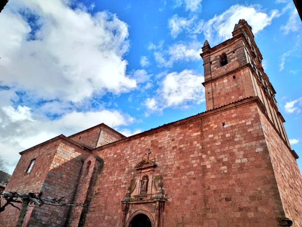 Meteoavila2's tweet photo. 🌡️Con 5°C de temperatura tenemos una jornada de "Marzadas" con ratos de sol y ratos de chaparrones que a ratos dejan granizo blando.
😋A disfrutar de la buena gastronomía de este municipio y de estas vistas. #Ayllon #Segovia https://t.co/qRqSgE6sk4