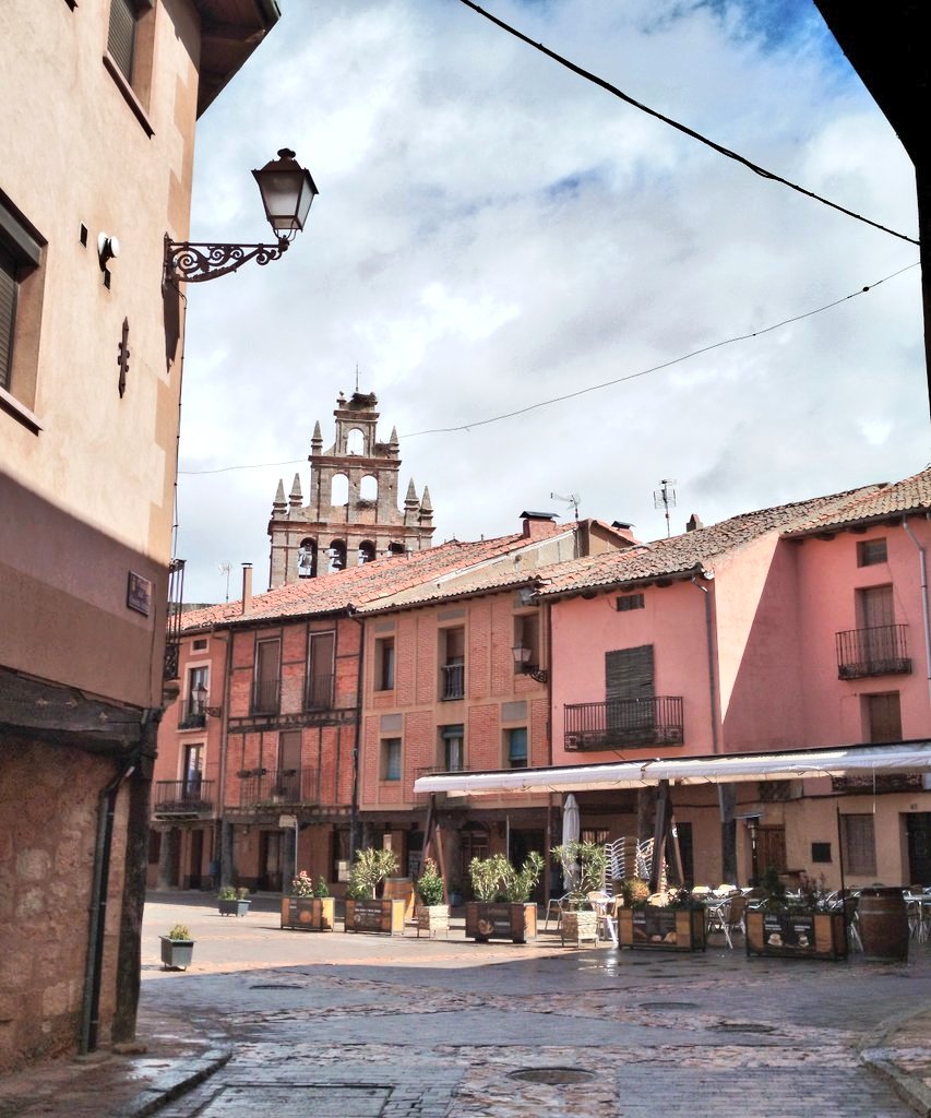 Meteoavila2's tweet photo. 🌡️Con 5°C de temperatura tenemos una jornada de "Marzadas" con ratos de sol y ratos de chaparrones que a ratos dejan granizo blando.
😋A disfrutar de la buena gastronomía de este municipio y de estas vistas. #Ayllon #Segovia https://t.co/qRqSgE6sk4
