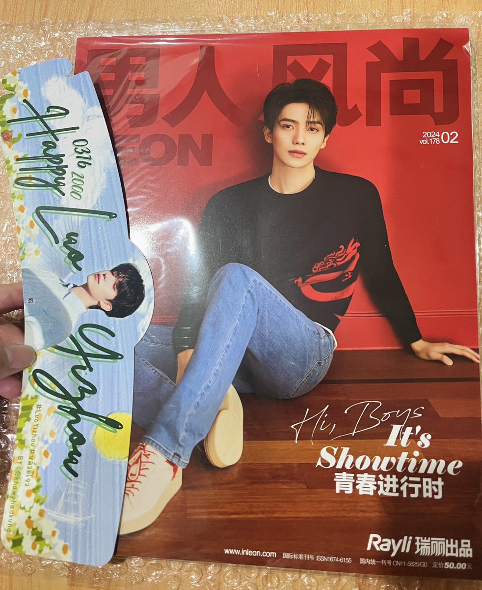 พ่อหนุ่มปกแดงพร้อมส่งเหลือ 1 เล่มน้า 469 บาทรวมส่ง ไปพร้อมที่ครอบแก้วและพวงกุญแจที่เราถักเองลุยยยย ใครรับดีเอมมาเลยค่า แม่ที่สั่งมาแล้วส่งพรุ่งนี้เลยนะคะ 💕
#หลัวอีโจว #罗一舟 #LuoYizhou