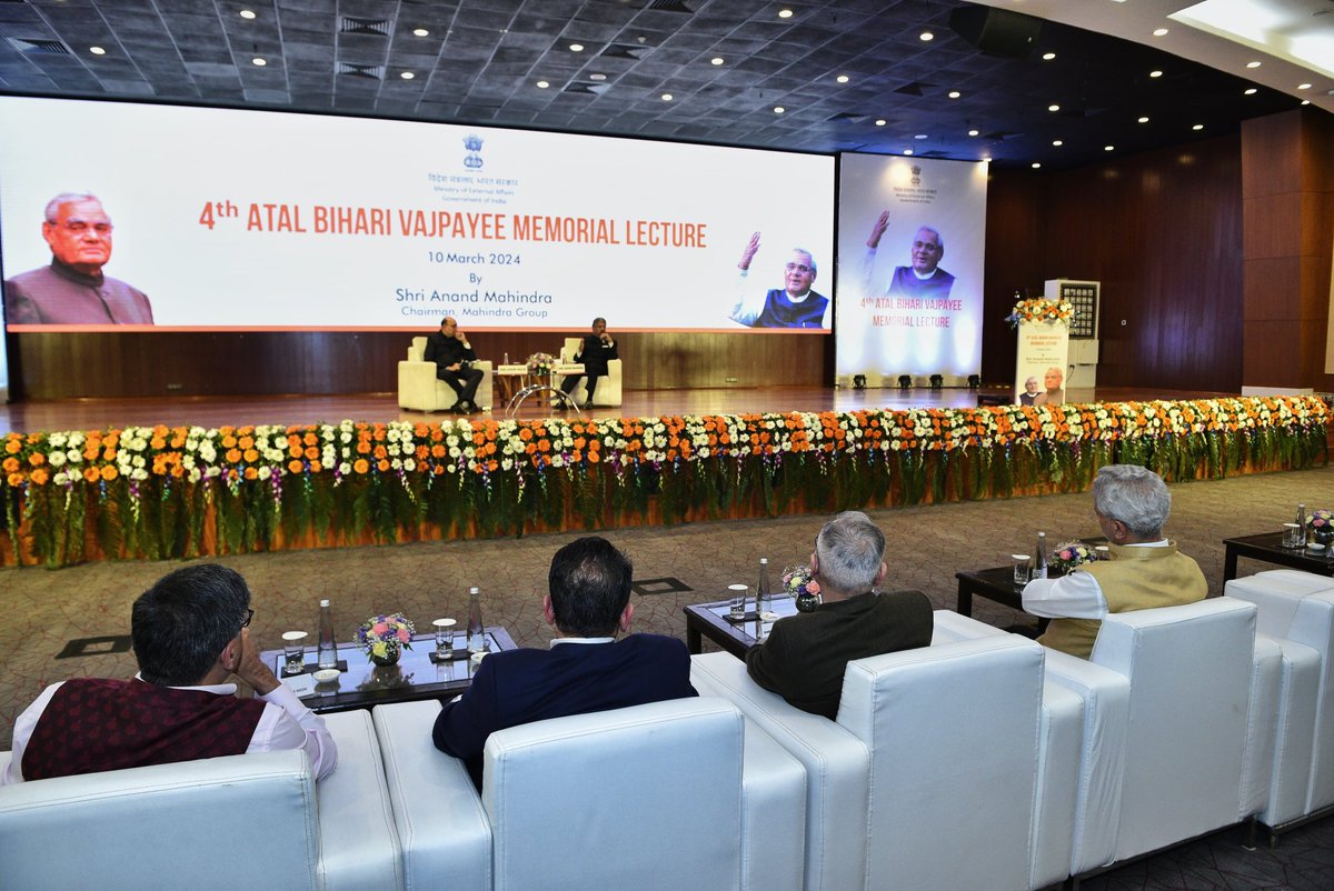 DrSJaishankar's tweet photo. The annual Atal Bihari Vajpayee Memorial Lecture is #TeamMEA’s tribute to his foreign policy. 

Commend @anandmahindra’s insightful address at its 4th edition. The collaboration between business, technology and foreign policy is essential for Viksit Bharat.  

Watch: https://t.co/cpH9IcyAAi