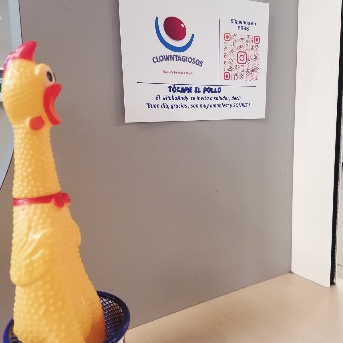 Hoy iniciamos campaña para mirarnos, escucharnos, saludarnos, respetarnos y sonreír 😊
Y lleva por nombre #TócameElPollo nuestro #PolloAndy los invita en vestidores a  saludar y decir más seguido "Buen día"  "Gracias" "Son muy amables"  y por supuesto a #Sonreir ☺️❤️🇨🇱🤡