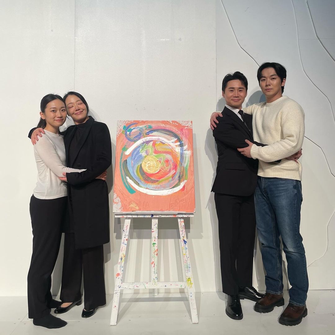 연극 <행복을 찾아서>

💿 Nothings gonna change my love for you

🪴이른 봄,
저마다 가까운 행복을 깨달으셨나요?
지난 3월 8일~10일까지 <행복을 찾아서 - 성남>은 오늘로 막을 내리지만
여러분과 함께한 소중한 시간을
또렷하게 기억하겠습니다.

함께해 주셔서 진심으로 감사드립니다.