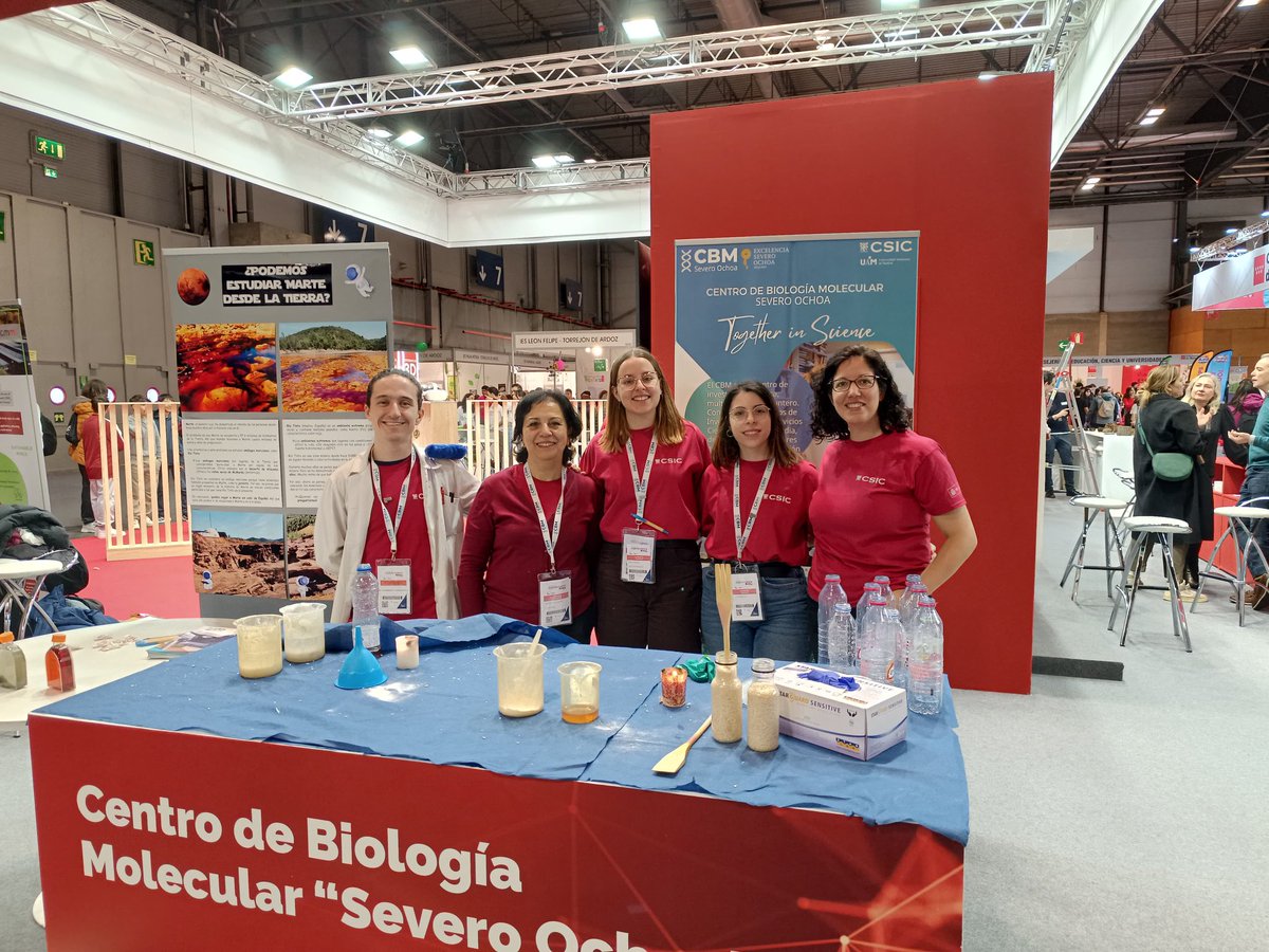 These past few days @Joanna_SeMa and @SaraTurGracia from our lab participated with @CBMSO_CSIC_UAM in the science fair #Madridesciencia showing the next generations how fun science can be!