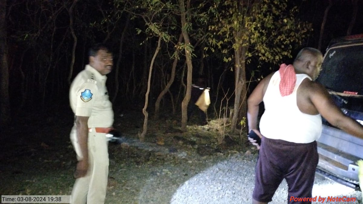 'Work is worship'.Forest Staff in Mission mode to clean NH 765 towards Srisailam temple on Shivratri. Unique of Shivratri jagarana by our staff @ntca_india @TelanganaCMO @dobriyalrm @pargaien @rohithgopidi @IUCN_forests