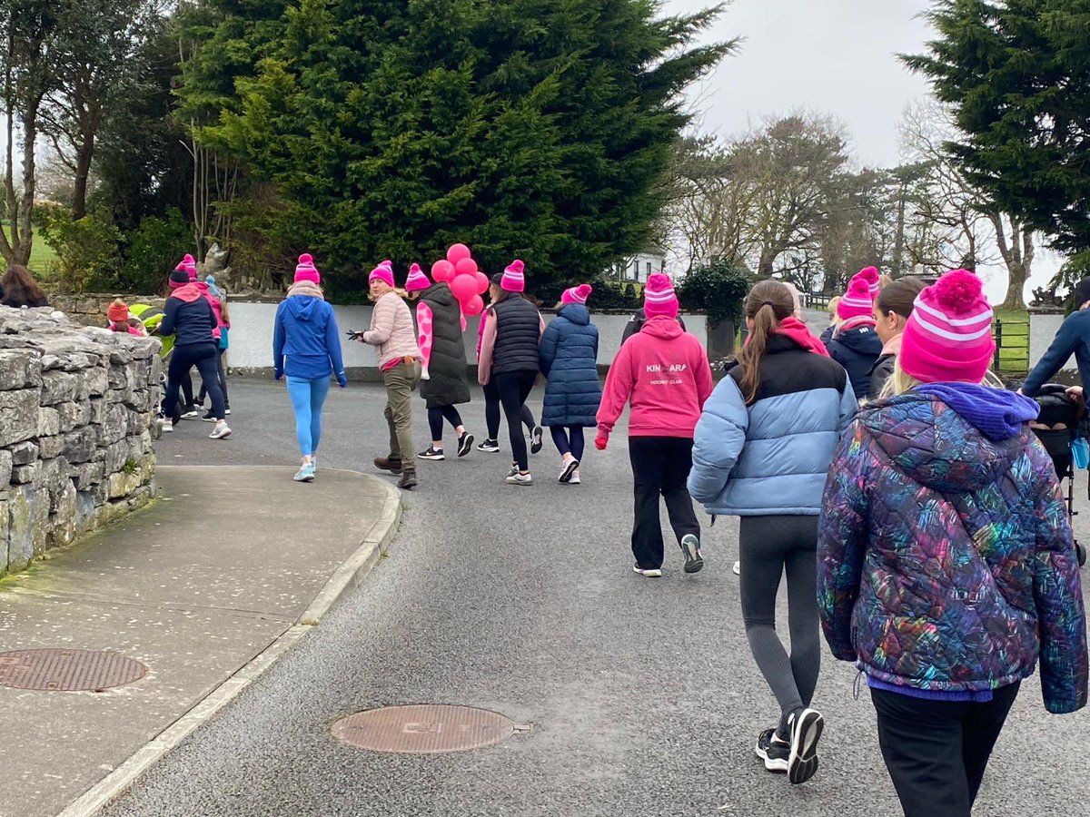 Well done to everyone who took part in National Breast Cancer Research Institute 🩷Walk in Pink 🩷 in Kinvara this morning with @KinvaraHockey Club. A very worthy cause. 
Thanks to @conorwhelan10 who stopped by on his way to Pearse Stadium! Best of luck today Conor.