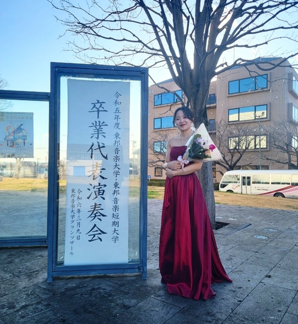 rsax0717's tweet photo. 3/9 『卒業代表演奏会』に出演させて頂き、フランクのヴァイオリンソナタより第4楽章を演奏いたしました。

加藤先生と家族と他にもお世話になった方々に見守られながら、大学生として最後のソロの本番を終えられたこと、本当に嬉しく幸せな時間でした😌
自分の音楽と向き合ってこれからも精進します。 https://t.co/9lYlax7qNr