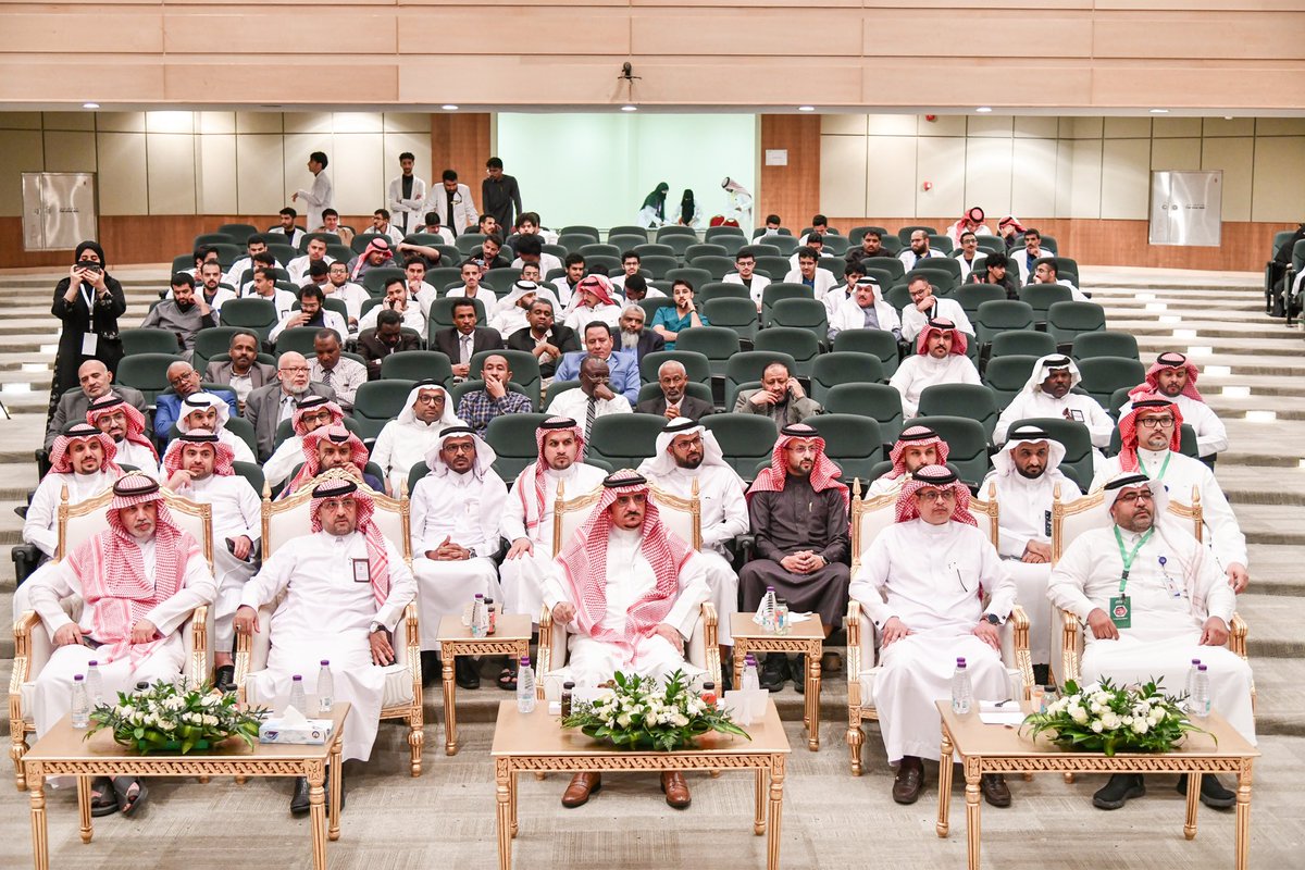 BahaUniversity's tweet photo. #تغطية | شهد معالي رئيس #جامعة_الباحة  أ.د. عبدالله يحيى الحسين ، الحفل الخطابي لـ #مؤتمر_اليوم_البحثي_العلمي_الأول ( #نيِّر ) بحضور وكلاء الجامعة وعميد الكلية د.أحمد حسن الغامدي وعدد من عمداء الكليات والعمادات المساندة وأعضاء هيئة التدريس والطلاب والطالبات ، وذلك على المسرح الرئيسي بالمدينة الجامعة .