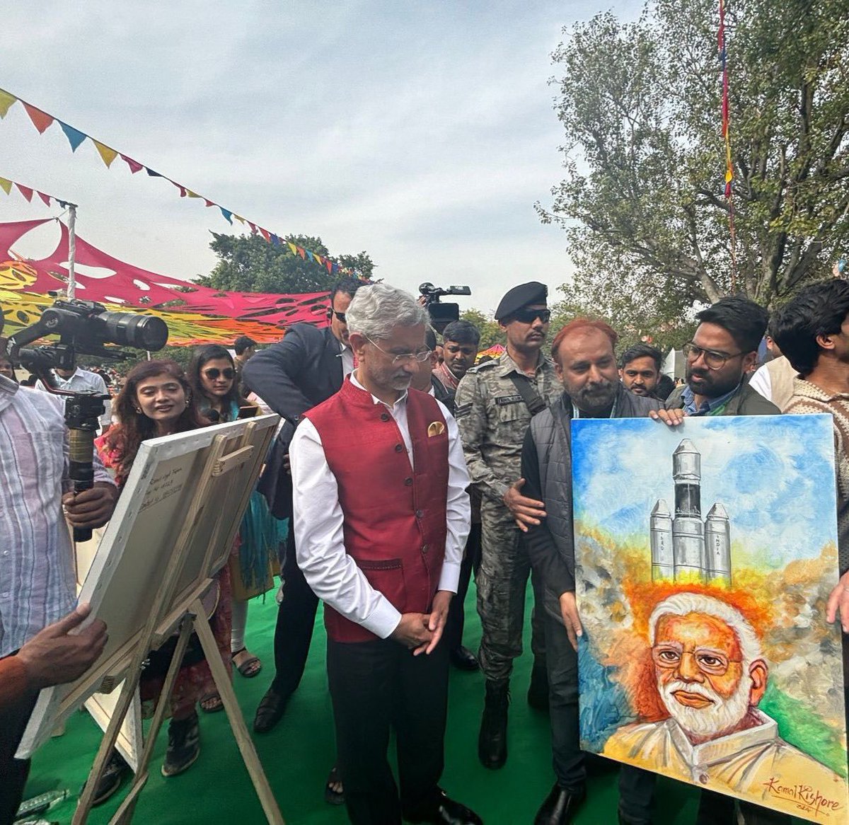VBA2024's tweet photo. The #ViksitBharatAmbassador Artist Workshop was a grand success with over 15,000 artists gathering at Purana Qila in Delhi. Additionally, 50,000+ artists from across the nation joined the event online. The @VBA2024 community is working with a mission to build a developed India. https://t.co/AwLeLpO4Zy