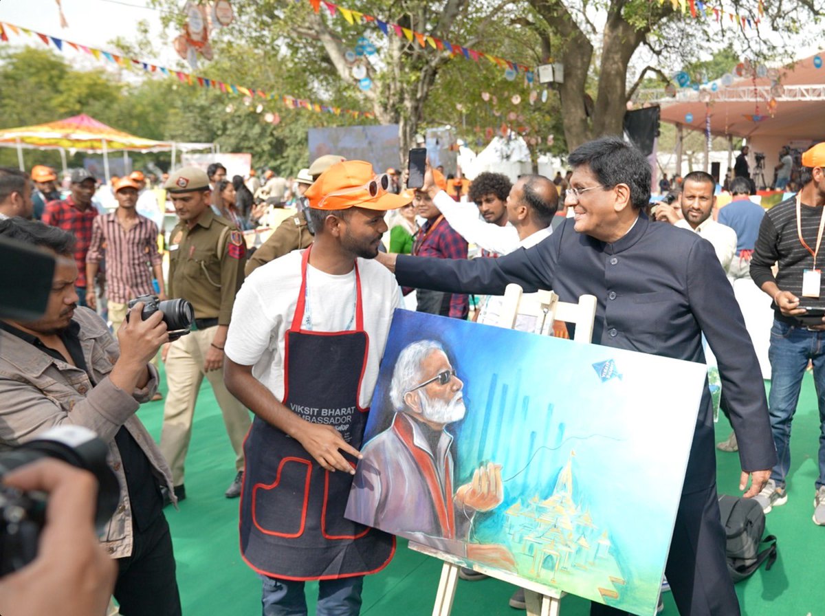 VBA2024's tweet photo. The #ViksitBharatAmbassador Artist Workshop was a grand success with over 15,000 artists gathering at Purana Qila in Delhi. Additionally, 50,000+ artists from across the nation joined the event online. The @VBA2024 community is working with a mission to build a developed India. https://t.co/AwLeLpO4Zy