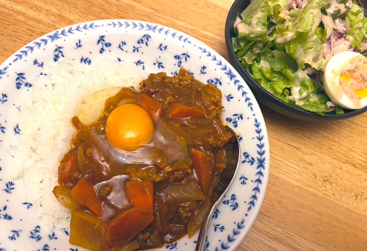 今日はカレー🍛✨
水は海に向かって流れるを観てから、生卵入れたくなるんですよね〜
すぐ影響される 笑
でもそうゆうの楽しいです☺️✨