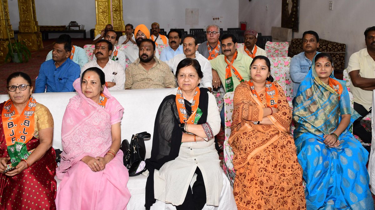 DrSumerSolanki1's tweet photo. आगामी लोकसभा चुनाव के निमित्त इंदौर लोकसभा क्षेत्र की विधानसभा राऊ की चुनाव प्रबंधन एवं संचालन समिति की बैठक में सहभागिता कर उपस्थित पार्टी पदाधिकारियों से संवाद कर देश के प्रधानमंत्री मा. @narendramodi ji के नेतृत्व में प्रचंड बहुमत से पुनः भाजपा सरकार बनाने का संकल्प दिलाया।। https://t.co/MrxZCMHE3r