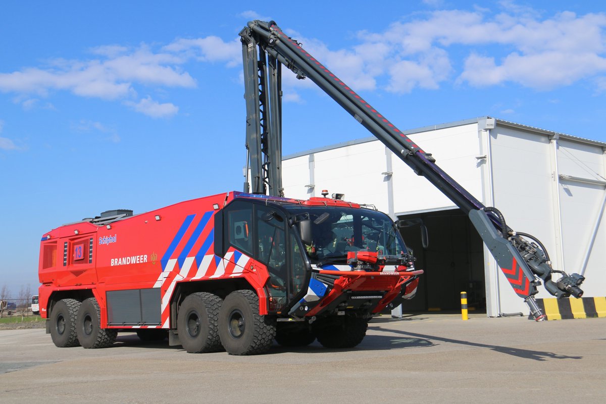 MichaelHuising's tweet photo. 4 van de 13 #Rosenbauer New Panther 8x8 #crashtender voertuigen van @bwschiphol
B12-B13-B41 & B43 bj. 2019
13.300 liter water / 1600 liter schuim /250 kg. poeder
Blusarm met piercingtool. Pompcapaciteit 10.000 l/m https://t.co/EkAknA7uWm
