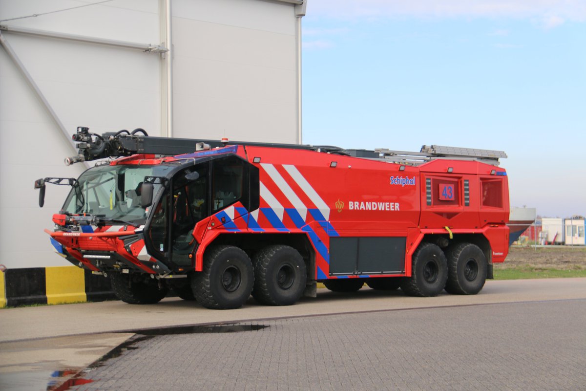MichaelHuising's tweet photo. 4 van de 13 #Rosenbauer New Panther 8x8 #crashtender voertuigen van @bwschiphol
B12-B13-B41 & B43 bj. 2019
13.300 liter water / 1600 liter schuim /250 kg. poeder
Blusarm met piercingtool. Pompcapaciteit 10.000 l/m https://t.co/EkAknA7uWm