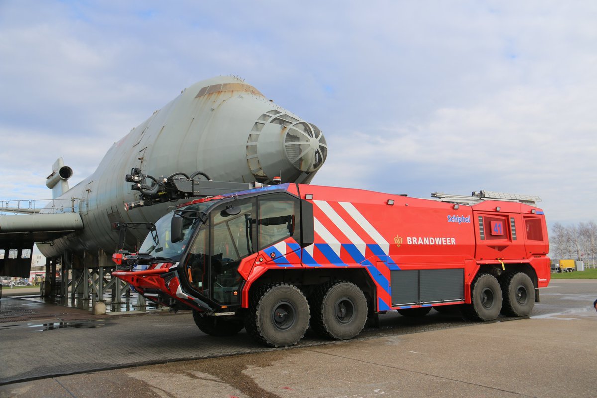 MichaelHuising's tweet photo. 4 van de 13 #Rosenbauer New Panther 8x8 #crashtender voertuigen van @bwschiphol
B12-B13-B41 & B43 bj. 2019
13.300 liter water / 1600 liter schuim /250 kg. poeder
Blusarm met piercingtool. Pompcapaciteit 10.000 l/m https://t.co/EkAknA7uWm