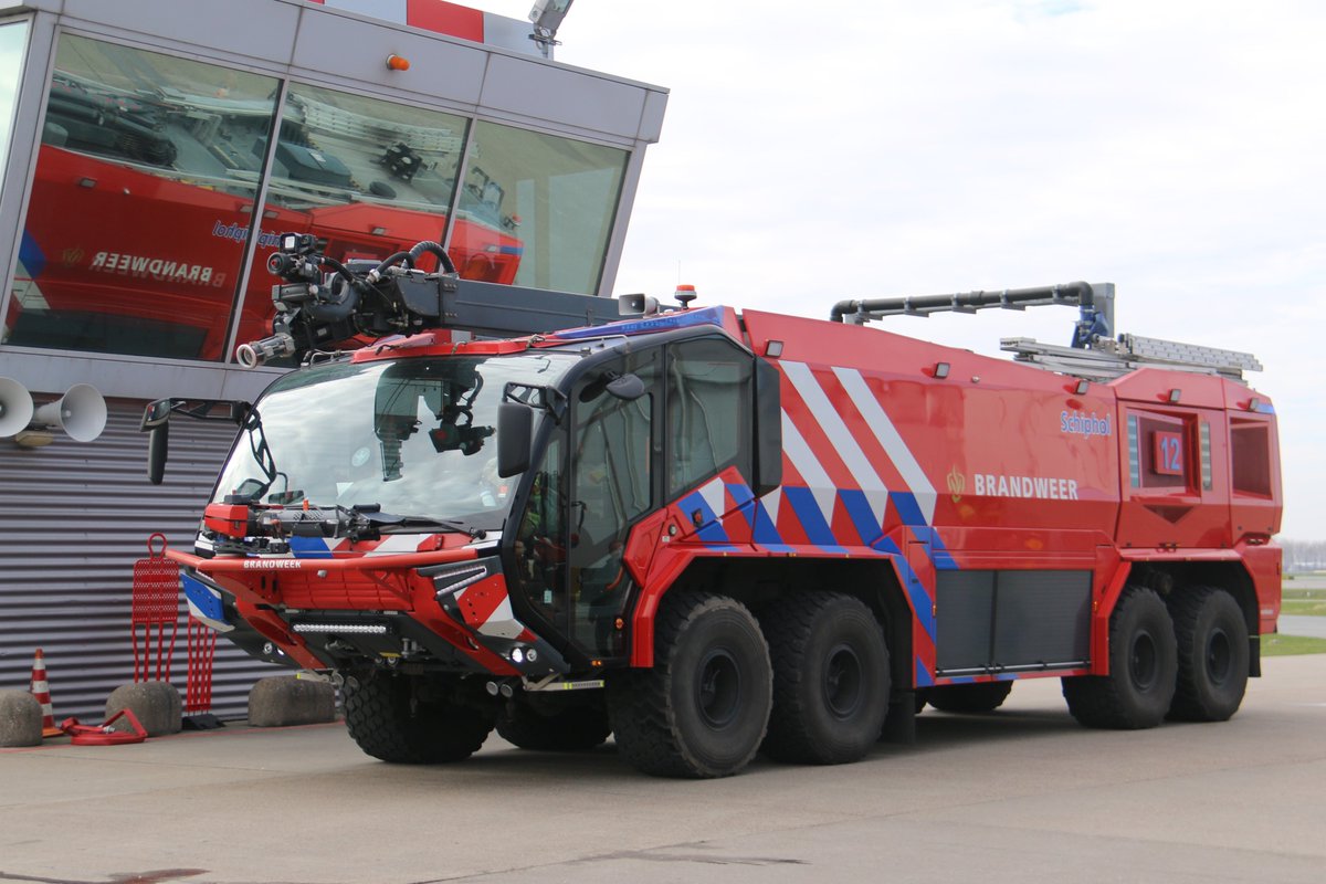 MichaelHuising's tweet photo. 4 van de 13 #Rosenbauer New Panther 8x8 #crashtender voertuigen van @bwschiphol
B12-B13-B41 & B43 bj. 2019
13.300 liter water / 1600 liter schuim /250 kg. poeder
Blusarm met piercingtool. Pompcapaciteit 10.000 l/m https://t.co/EkAknA7uWm