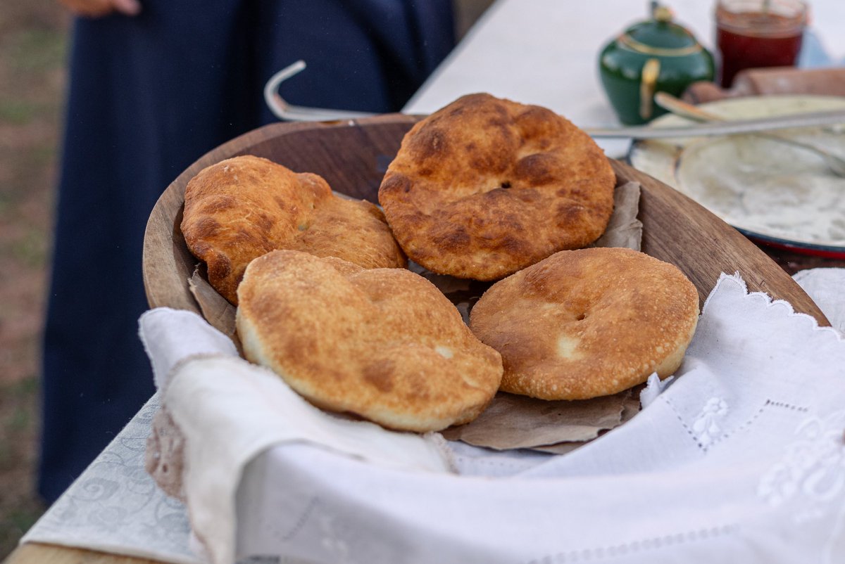 ¡Ayer, en el área lindera al deck, se llevó a cabo el 3er. Concurso de Tortas Fritas, con la participación de sociedades invitadas! Los aromas tentadores y los sabores tradicionales llenaron el ambiente, mientras los participantes demostraban sus habilidades culinarias.