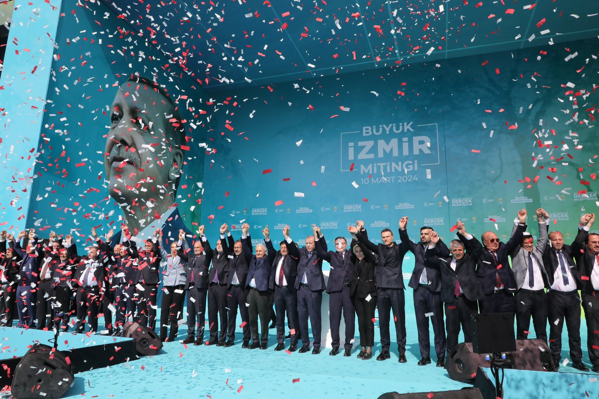 İzmir’de Cumhurbaşkanımız <a href="/RTErdogan/">Recep Tayyip Erdoğan</a> ile #HazırızKararlıyız 🇹🇷

Tarih boyunca Ege'nin en ışıltılı, en hareketli, en müreffeh şehri İzmir’imiz artık ihmallerin pençesinden yerinde saymayacak, 31 Mart’ta gelişim için tam zamanı diyecek!

İzmir’de, Konak’ta ve tüm ilçelerimizde
